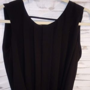 Black pleted no sleeves blouse